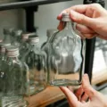 Wisatawan membawa botol minum isi ulang saat menikmati liburan ramah lingkungan di Yogyakarta