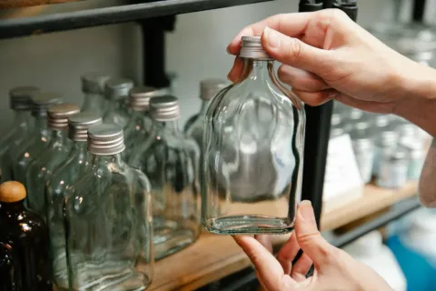 Wisatawan membawa botol minum isi ulang saat menikmati liburan ramah lingkungan di Yogyakarta