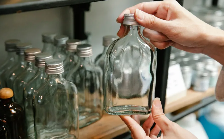 Wisatawan membawa botol minum isi ulang saat menikmati liburan ramah lingkungan di Yogyakarta