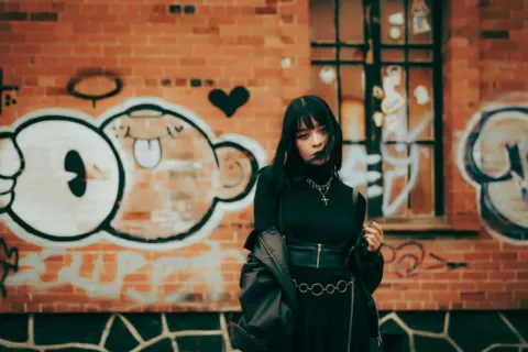 Inspirasi fashion kekinian anak muda gaya streetwear kasual oversized