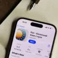 Ilustrasi ide aplikasi belajar bahasa asing berbasis teknologi AI interaktif di smartphone