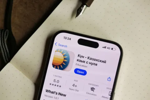 Ilustrasi ide aplikasi belajar bahasa asing berbasis teknologi AI interaktif di smartphone