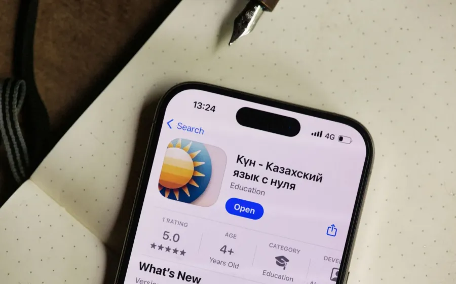 Ilustrasi ide aplikasi belajar bahasa asing berbasis teknologi AI interaktif di smartphone