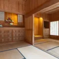 Ruang tamu fungsional dengan ide dekorasi rumah bergaya jepang memakai meja rendah kayu dan cahaya hangat