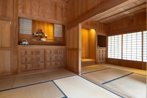Ruang tamu fungsional dengan ide dekorasi rumah bergaya jepang memakai meja rendah kayu dan cahaya hangat