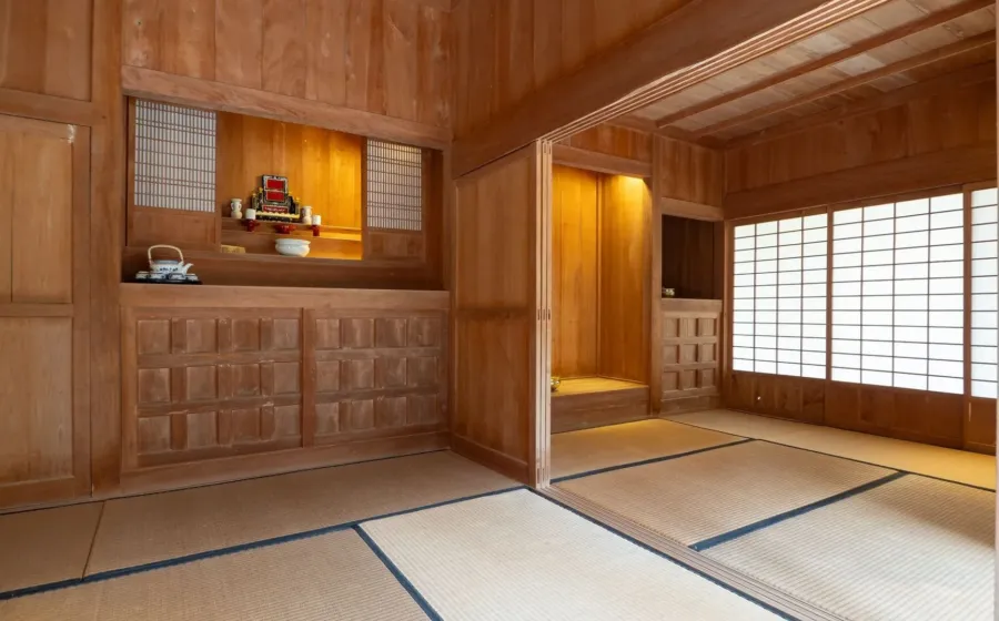 Ruang tamu fungsional dengan ide dekorasi rumah bergaya jepang memakai meja rendah kayu dan cahaya hangat