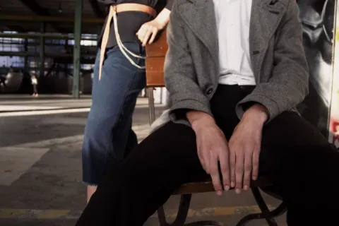 Padu padan gaya vintage yang timeless dengan kemeja oversized dan celana chino