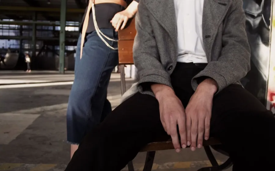 Padu padan gaya vintage yang timeless dengan kemeja oversized dan celana chino