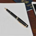 Buku jurnal dan pulpen di atas meja untuk menerapkan ide journaling untuk pemula yang fungsional