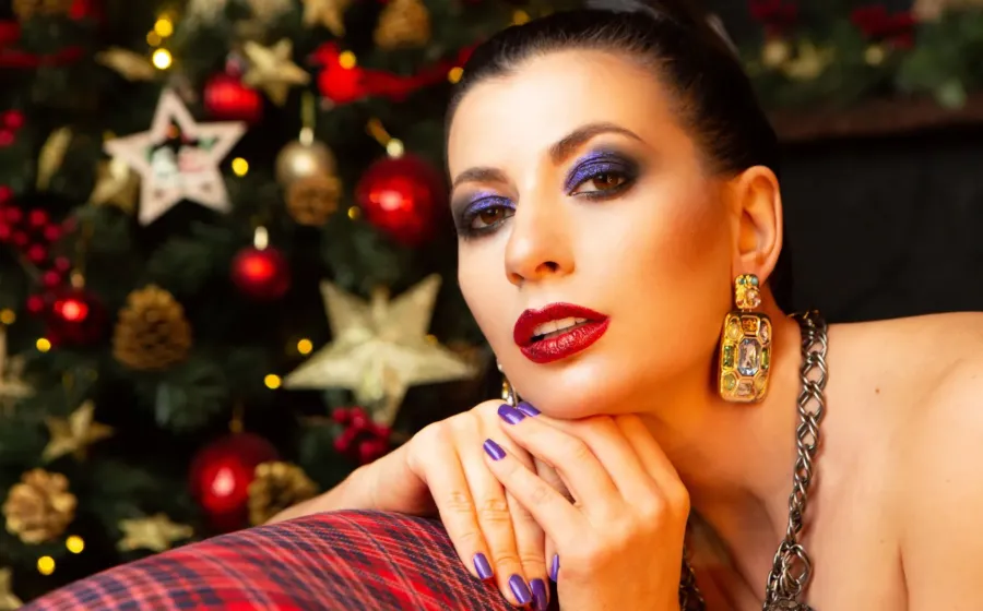 Wanita mengaplikasikan riasan mata hangat sebagai ide makeup untuk acara pesta malam