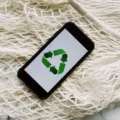Seseorang meletakkan ponsel pintar untuk mengurangi penggunaan gadget berlebihan demi hidup sehat