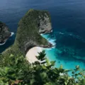 Keindahan salah satu wisata pantai terindah di Indonesia dengan pasir bersih dan air laut biru jernih