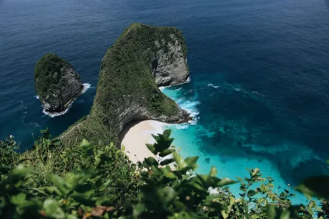 Keindahan salah satu wisata pantai terindah di Indonesia dengan pasir bersih dan air laut biru jernih