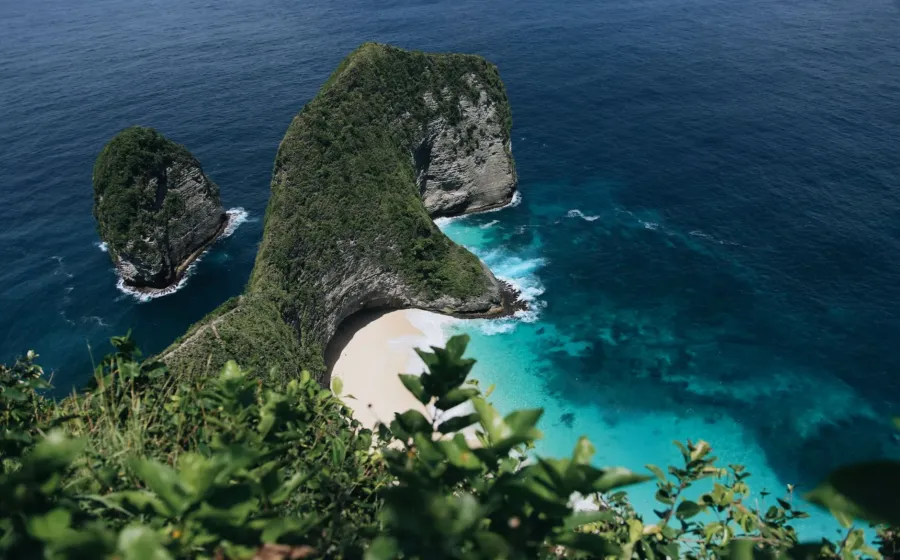 Keindahan salah satu wisata pantai terindah di Indonesia dengan pasir bersih dan air laut biru jernih