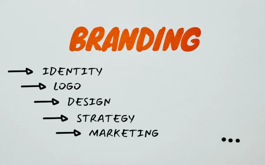 Ilustrasi strategi branding bisnis pemula untuk membangun identitas produk yang kuat