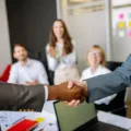Kolaborasi profesional dalam upaya membangun tim kerja solid yang harmonis dan produktif di kantor