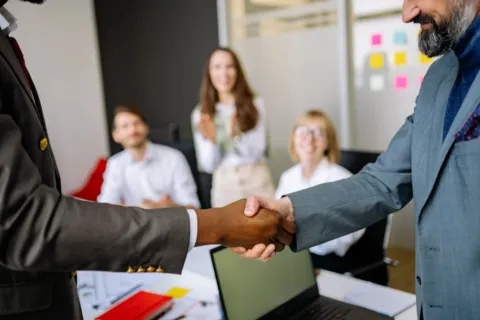Kolaborasi profesional dalam upaya membangun tim kerja solid yang harmonis dan produktif di kantor