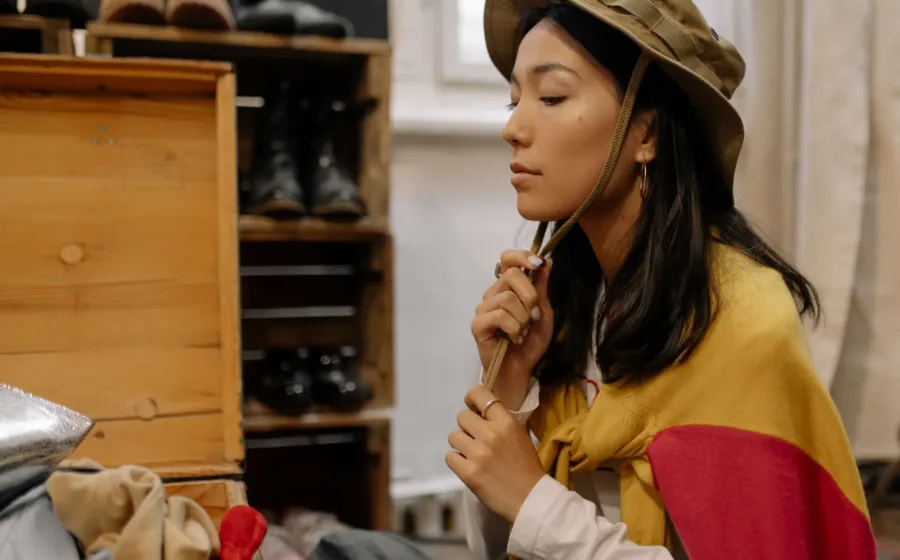 Pria dan wanita tampil stylish budget minim dengan padu padan outfit kasual kekinian