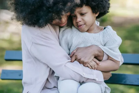 Orang tua mendampingi anak pemalu agar lebih percaya diri dan berani berinteraksi