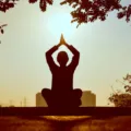 Ilustrasi tips menjaga kesehatan mental dengan meditasi tenang untuk meredakan stres harian