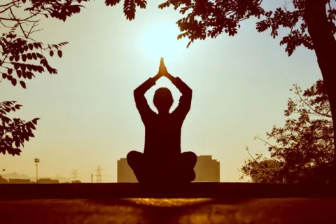 Ilustrasi tips menjaga kesehatan mental dengan meditasi tenang untuk meredakan stres harian