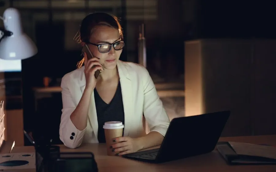 Pekerja kantor menutup laptop saat jam kerja selesai sebagai tips menjaga work life balance