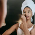 Panduan tips merawat kulit sensitif agar tetap tenang halus dan bebas iritasi