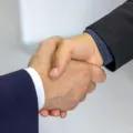 Ilustrasi proses diskusi dan negosiasi dengan supplier untuk mencapai kesepakatan bisnis terbaik