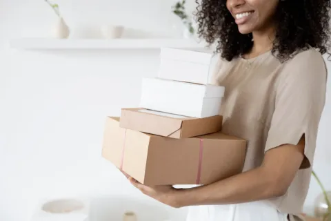 Pemilik usaha menyiapkan kemasan paket rapi sebagai langkah penerapan cara membangun reputasi bisnis yang tepercaya