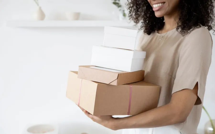 Pemilik usaha menyiapkan kemasan paket rapi sebagai langkah penerapan cara membangun reputasi bisnis yang tepercaya