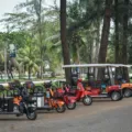 Ilustrasi cara memilih transportasi liburan yang tepat menggunakan motor sewaan melewati jalanan kota Yogyakarta