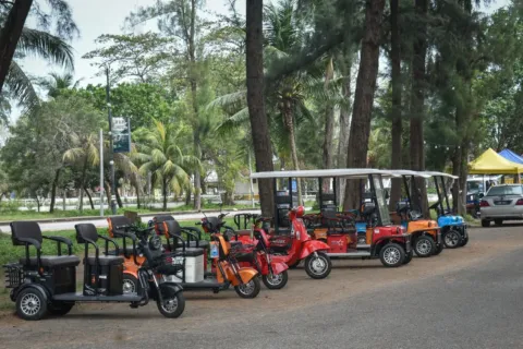 Ilustrasi cara memilih transportasi liburan yang tepat menggunakan motor sewaan melewati jalanan kota Yogyakarta