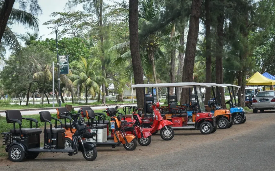 Ilustrasi cara memilih transportasi liburan yang tepat menggunakan motor sewaan melewati jalanan kota Yogyakarta