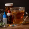 Ilustrasi cara mengatasi flu tanpa obat kimia dengan segelas cangkir teh jahe hangat