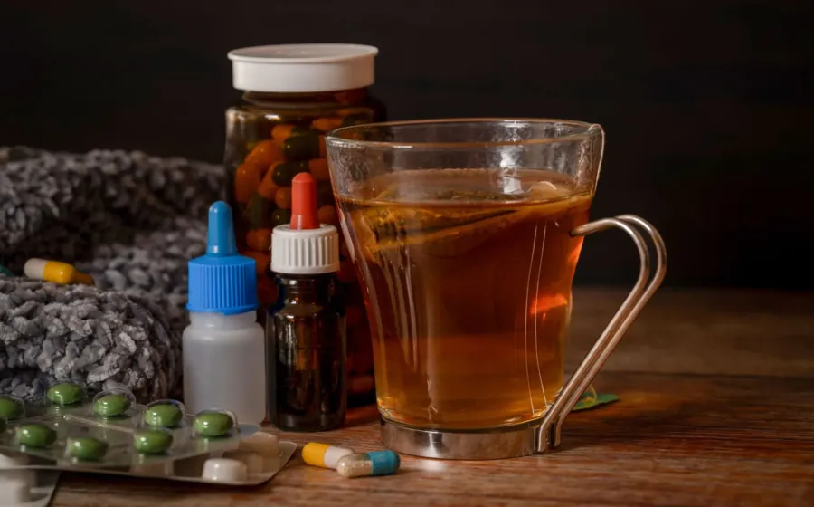 Ilustrasi cara mengatasi flu tanpa obat kimia dengan segelas cangkir teh jahe hangat