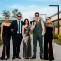 Gaya busana formal yang elegan dan rapi untuk menghadiri acara pesta malam