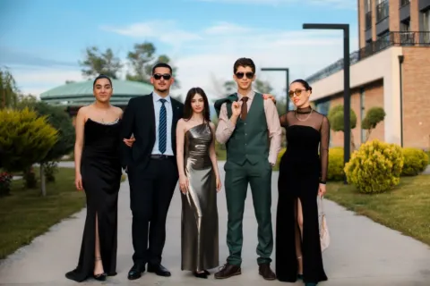 Gaya busana formal yang elegan dan rapi untuk menghadiri acara pesta malam