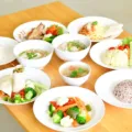 Piring makan seimbang berisi nasi, sayuran hijau, dan lauk protein untuk diet sehat tanpa menyiksa