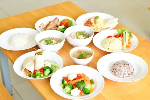 Piring makan seimbang berisi nasi, sayuran hijau, dan lauk protein untuk diet sehat tanpa menyiksa
