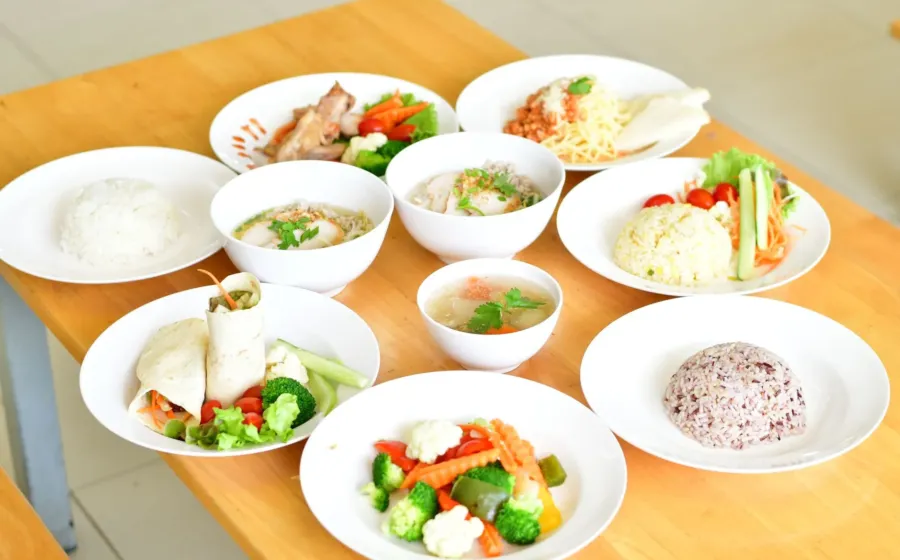 Piring makan seimbang berisi nasi, sayuran hijau, dan lauk protein untuk diet sehat tanpa menyiksa