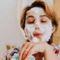 Wanita sedang mengusapkan micellar water ke wajah sebagai tahapan ide double cleansing yang benar