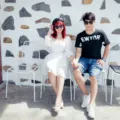 Pasangan tampil serasi dengan ide fashion couple bernuansa warna bumi dan gaya kasual yang elegan
