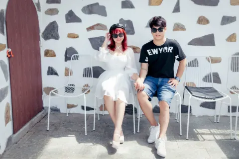 Pasangan tampil serasi dengan ide fashion couple bernuansa warna bumi dan gaya kasual yang elegan