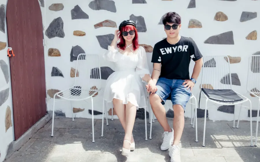 Pasangan tampil serasi dengan ide fashion couple bernuansa warna bumi dan gaya kasual yang elegan