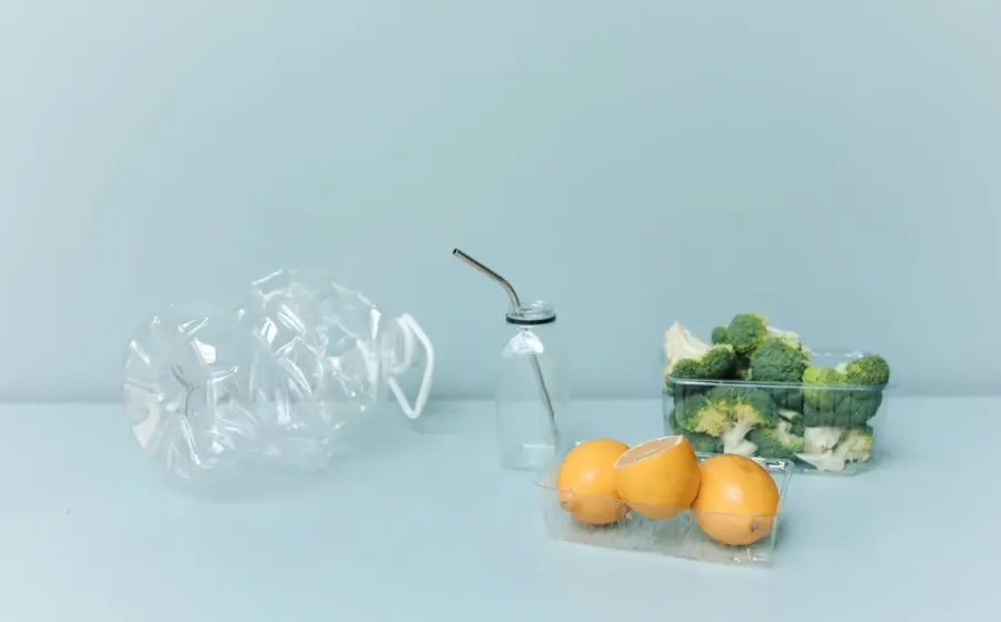 Kotak makan stainless steel dan botol minum ulang dipakai untuk ide gaya hidup ramah lingkungan