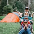 Ide kegiatan liburan bersama anak bermain dan berkebun di pekarangan rumah
