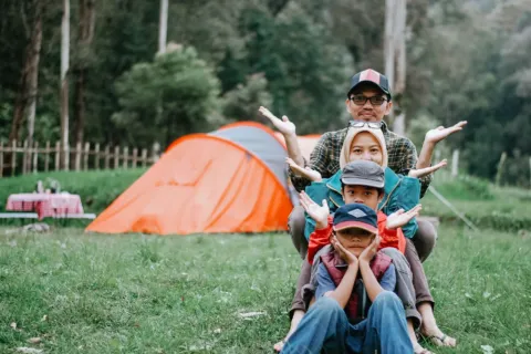 Ide kegiatan liburan bersama anak bermain dan berkebun di pekarangan rumah