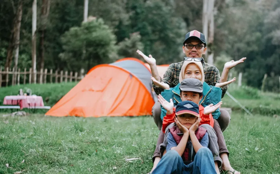 Ide kegiatan liburan bersama anak bermain dan berkebun di pekarangan rumah