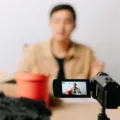 Ide konten promosi di media sosial yang menarik menggunakan ponsel pintar