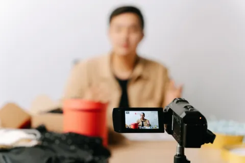 Ide konten promosi di media sosial yang menarik menggunakan ponsel pintar